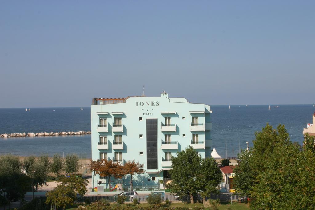 Hotel Iones Rimini Buitenkant foto
